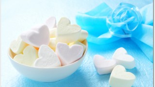 ホワイトデーのお返しの意味って?飴にする?チョコ入りマシュマロはどう?